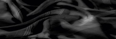 Yumuşak çizgiler ve çiçekli renklerle modern dokuyu klasik tek renkli tonlarla harmanlayan siyah kumaşın karmaşık desenlerini bulanıklaştırır.