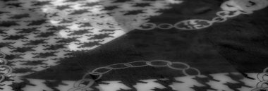 Kalın zincir ve geometrik desenlerin eşsiz bir kombinasyonuyla bulanık tek renkli kumaş. Parlak ve dokulu yüzey modern ve sanatsal bir dokunuş ekler..