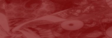 Görüntü. Zarif kırmızı kumaş süslü çiçek desenleri ve ince dokularla süslenmiş, moda, döşeme ve yaratıcı sanat projeleri için çarpıcı bir görsel yaratıyor..