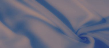 Mavi kumaşın bulanık perdeleri yumuşak ve karmaşık bir kompozisyona dönüşür. Doku ve ışığı harmanlayarak görsel olarak rahatlatıcı ve modern bir estetik oluşturur..