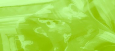 Canlı yeşil şeffaf kumaş bulanıklığı. Karmaşık çiçek motifleri ve yumuşak kıvrımları var. Hafiflik ve sanatsal incelik hissi veriyor..