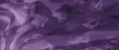 Yumuşak kıvrımlar ve karmaşık detaylarla vurgulanmış, sofistike ve zarif bir doku oluşturan lüks mor kumaş üzerinde kusursuz bir çiçek deseni..