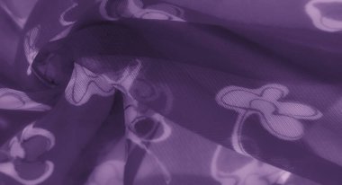 Hassas çiçek desenli bulanık mor kumaş yumuşak akışkan dokular ve karmaşık detaylar içeriyor. Canlı renkler büyüleyici bir görsel cazibe yaratır..