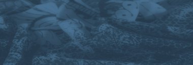 Serin mavi tonlarda bulanık kumaş tasarımı. Detaylı çiçek desenleri, hassas doku ve görsel derinlik için katmanlı katmanlar..