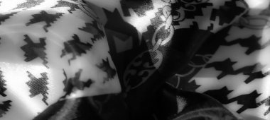 Görüntü. Gri tonlu saten kumaş, kalın bir av köpeği ve hassas zincir motiflerinin karışımını sergiliyor. Pürüzsüz dokusu ve ışıltılı gölgeleri lüks bir his katıyor.