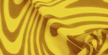 Görüntü. Sıvı kahverengi çizgileri olan sarı kumaş uyumlu bir şekil yaratır. Yumuşak kıvrımlar ve pürüzsüz dokular modern tasarımlara zarif bir katkı sağlar..