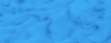 Pürüzsüz kıvrımları ve yumuşak dokuları olan canlı mavi kumaş bulanıklığı, kumaşa sanatsal ve dingin bir görünüm katıyor. Soyut, yumuşak katmanlar rahatlatıcı bir görsel cazibe sağlıyor.