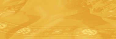 Zarif çiçekli ve geometrik desenlerle süslenmiş bulanık sarı kumaş parıldayan parlak ışıklar ve dekoratif amaçlar için yumuşak, ışıl ışıl bir yüzey ile güçlendirilmiş..