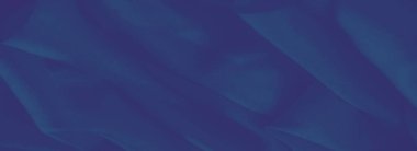 Bulanık, yumuşak mavi kumaş yapısı pürüzsüz kıvrımlar ve ince gölgeler sergiliyor. Dijital tasarımlar, sunumlar veya derinliği olan yüksek kaliteli görsel materyaller için ideal.