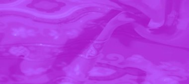 Bulanık mor kumaş örülmüş püskülleri simetrik çiçekli ve elmas şekilli tasarımlarla, yumuşak dokularla geliştirilmiş ve ince estetik için ışıltılı bitkiler..