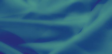 Hareket halindeki mavi kumaş bulanıklığı, narin kıvrımlar ve ışık ve gölge eğimleri sergiliyor. Görsel olarak çekici ve sanatsal bir tekstil..