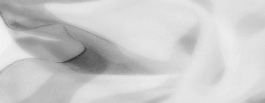 Hafif bulanık, yumuşak ve narin kıvrımlı beyaz tekstil kumaşları karmaşık bir şablon oluşturuyor. Kumaşın ince dokusu zarif ve pürüzsüz bir estetik yaratıyor..