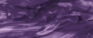 Pürüzsüz dokuları ve narin desenleri sayesinde canlı mor renkte çiçekli tasarımları olan detaylı bir kumaş, büyüleyici ve sofistike.