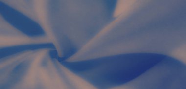 Bulanık, yumuşak ve akışkan mavi kumaş, hafif eğimli ve nazik gölgeler, rahatlatıcı görsel estetik için ışık ve dokunun zarif bir etkileşimini gösteriyor..