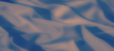 Bulanık mavi kumaş karışık dalgalar ve kıvrımlar sergiliyor, dinamik ama yatıştırıcı bir kompozisyon sergiliyor. Işığın etkileşimi derinlik ve hareket yaratır..