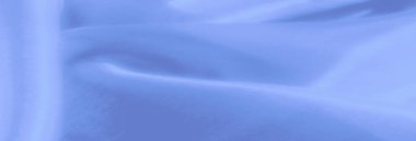İnce kıvrımlı ve parlak kıvrımlı parlak saten dokuda bulanık mavi kumaş modern arka planlar ve yaratıcı tasarımlar için lüks ve sanatsal bir görünüm yaratıyor..