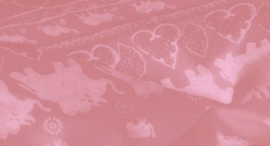 Karmaşık detaylı filleri ve çiçekli tasarımları içeren, zarif kıvrımlar halinde akan, zarafeti vurgulayan, zarif ve hassas bir estetiği vurgulayan yumuşak pembe kumaşın bulanık görüntüsü..