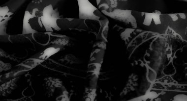 Bulanık - Beyaz filler ve çiçek motifleriyle süslenmiş akıcı gri pullu kumaş, kültürel zenginlik ve tek renkli zarafetin bir karışımını sunuyor.