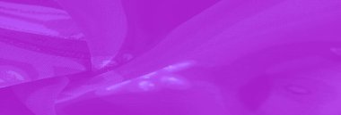 Görüntü. Moda ve dekoratif amaçlar için sanatsal ama işlevsel bir unsur sunan, çiçekli ve soyut desenlerle iç içe süslü, mor bir kumaş..