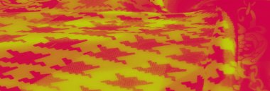 Görüntü. Bu canlı görüntü, dinamik, cesur ve karmaşık bir sanatsal kompozisyon sunan geometrik desenlerde sıcak pembe ve parlak sarı renklerin neşeli bir karışımını içerir..