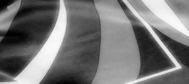 Görüntü. Pürüzsüz kıvrımları ve kıvrımları olan karmaşık siyah beyaz kumaş, pürüzsüz gradyanları ve yüksek kontrastlı gölgeleri lüks, akışkan bir tasarımla yakalıyor..