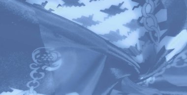 Geometrik ve zincir motifli mavi desenli kumaş modern, gösterişli bir estetik sunuyor. Yumuşak dokusu ve kıvrımları çağdaş tasarım ilham kaynakları için mükemmeldir..