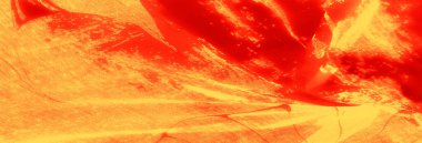 Parlak kırmızı ve güneşli sarı kumaş bulanıklığı, zengin dokuları harmanlayan ve görsel olarak çarpıcı bir tekstil deseni ve ateşli estetik için karmaşık soyut tasarımlar..