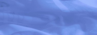 Görüntü, yumuşak ve zarif mavi kumaş, kıvrımları akıyor ve ışık şeffaflığı var. Hassas dokusu tekstil ve tasarım projeleri için sofistike ve havadar bir görünüm yaratıyor..