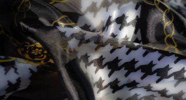 Çiçek desenleri ve ince çizgilerle süslenmiş turuncu kumaşın bulanık kompozisyonu yumuşak, doğal dokuyu ve ışık etkileşimini zarif kıvrımlarla yakalıyor..