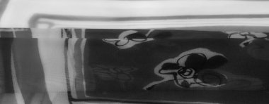 Karmaşık çiçek desenli bulanık tek renkli kumaş. Yumuşak kumaş ve şeffaflık sanatsal ve ruhani bir ruh halini çağrıştırıyor, zarif bir dekor veya moda için ideal..