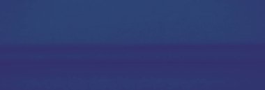 Karmaşık kıvrımları ve pürüzsüz dokusu olan bulanık mavi kumaş soyut bir desen oluşturuyor. Zengin renk, zarafet ve gizem katar.