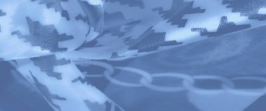 Katmanlı houndstooth ve zincir detaylarıyla süslenmiş bulanık mavi kumaş, moda ve iç tasarım için ideal lüks ve pürüzsüz bir doku yaratıyor..