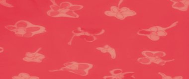 Yumuşak çiçek desenli, şeffaf pembe kumaşın bulanık yakın plan görüntüsü, zarif bir ışık yayılmasıyla zarifçe katlanarak zarif ve rüya gibi bir etki yaratıyor..