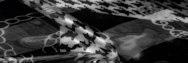 Görüntü - Geleneksel çiçek desenleri ve zincir detayları karışımı gelişmiş gri tonlu kumaş tasarımı. Parlak dokusu görüntüye lüks bir hava katıyor..