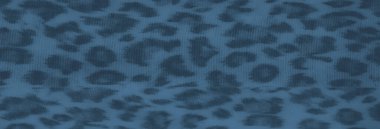 Hayvan desenli bulanık kumaş desenleri ve örgülü püsküller. Yumuşak ve akışkan kıvrımları sessiz tonlarda, rahat ve dinamik bir estetik yaratıyor..