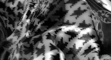 Bulanık, houndstooth ve zincir desenlerinin karmaşık etkileşimiyle gösterişli tek renkli kumaş. Yumuşak doku ışık altında parıldıyor, zarif tasarımını vurguluyor..