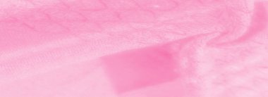 Görüntü. Yumuşak, pembe bir kumaş nazikçe akıyor, narin kıvrımları ve şeffaf bir kalitesi var, arka plan ve moda temaları için ideal, havadar ve hafif bir görünüm sağlıyor..