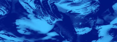 Bulanık mavi renkli kumaş ve karmaşık yaprak benzeri desenler büyüleyici bir tasarım yaratıyor. Hassas dokusu ve pürüzsüz kıvrımları estetik çekiciliğini arttırıyor..