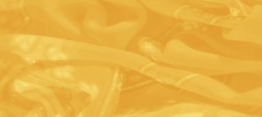 Karmaşık çiçekli ve geometrik desenli bulanık altın kumaş, zarafet ve incelik yayıyor. Tasarım kıvrımları ve çizgileri harmanlayarak kusursuz bir dekoratif doku oluşturur..