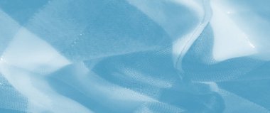 Karmaşık katmanları ve hassas iplikleri olan yumuşak mavi kumaş bulanıklığı. Akan hareketi ve ince detayları vurgulayan soyut bir tekstil tasarımı sergiliyor..