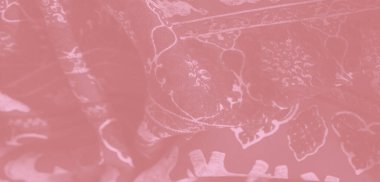 Beyaz fil ve çiçek desenli pembe kumaşın bulanık görüntüsü zarif tasarımı vurguluyor. Yaratıcı, sanatsal ya da dekoratif kullanım için mükemmel.