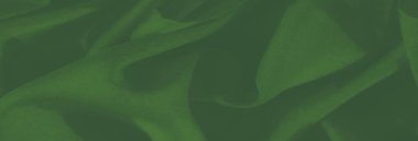 Doğal akışı ve zarif kıvrımları olan bulanık yeşil kumaş. Hassas dokusu gelişmişliği taşır ve onu tekstil sanatı ve tasarım projeleri için ideal kılar..