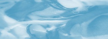 Bulanık Yumuşak, narin iplikleri ve havadar kıvrımlarıyla akan mavi kumaş ışıldayan röfle ve soyut formlarla güçlendirilmiş dokulu ve sakin bir kompozisyon yaratır..