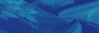 Görüntü, zarif çiçek desenleri ve yumuşak çizgileri olan dokulu mavi kumaş yaratıcı ve dekoratif kullanım için çok yönlü ve zarif bir tasarım sunar..