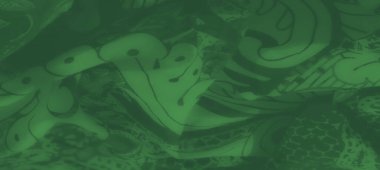 Canlı yeşil tekstil, geometrik elementlerle sarmalanmış cesur çiçek ve desenli motifleri vurguluyor. Dinamik ve göz alıcı bir desen sunuyor..