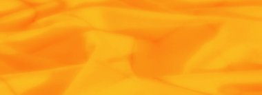 Sarı ve turuncu kumaştan oluşan bulanık dinamik kıvrımlar, dikişli aksanlarla hassas bir doku kontrastı ekleyerek soyut bir estetik yaratır..