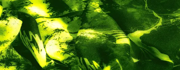 Görüntü. Soyut siyah zebra benzeri çizgilere sahip parlak yeşil kumaş kıvrımlar ve kıvrımlar boyunca çarpıcı bir kontrastla ve ayrıntıyla akıyor..