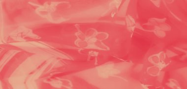 Akan pembe kumaşın bulanık görüntüsü narin, şeffaf katmanlı çiçek aksanları sergiliyor, rüya gibi ve zarif bir görünüm yaratıyor..