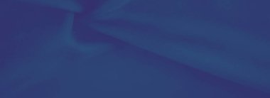 Pürüzsüz kıvrımları ve yumuşak dokusu olan koyu mavi bir kumaşı vurguluyor. Karmaşık detaylar estetik çekiciliğini artırıyor, yaratıcı projeler için ideal..