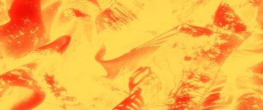 Kırmızı ve sarı tonlarda parıldayan kumaş tasarımı, pürüzsüz dokular ve sıcaklığı ve dinamik sanatsal enerjiyi çağrıştıran karmaşık desenler..